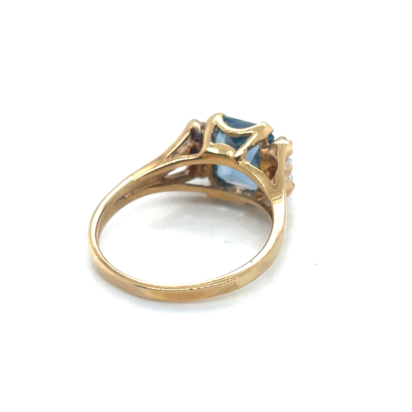 10k Yellow Gold Blue Topaz and Diamonds Ring