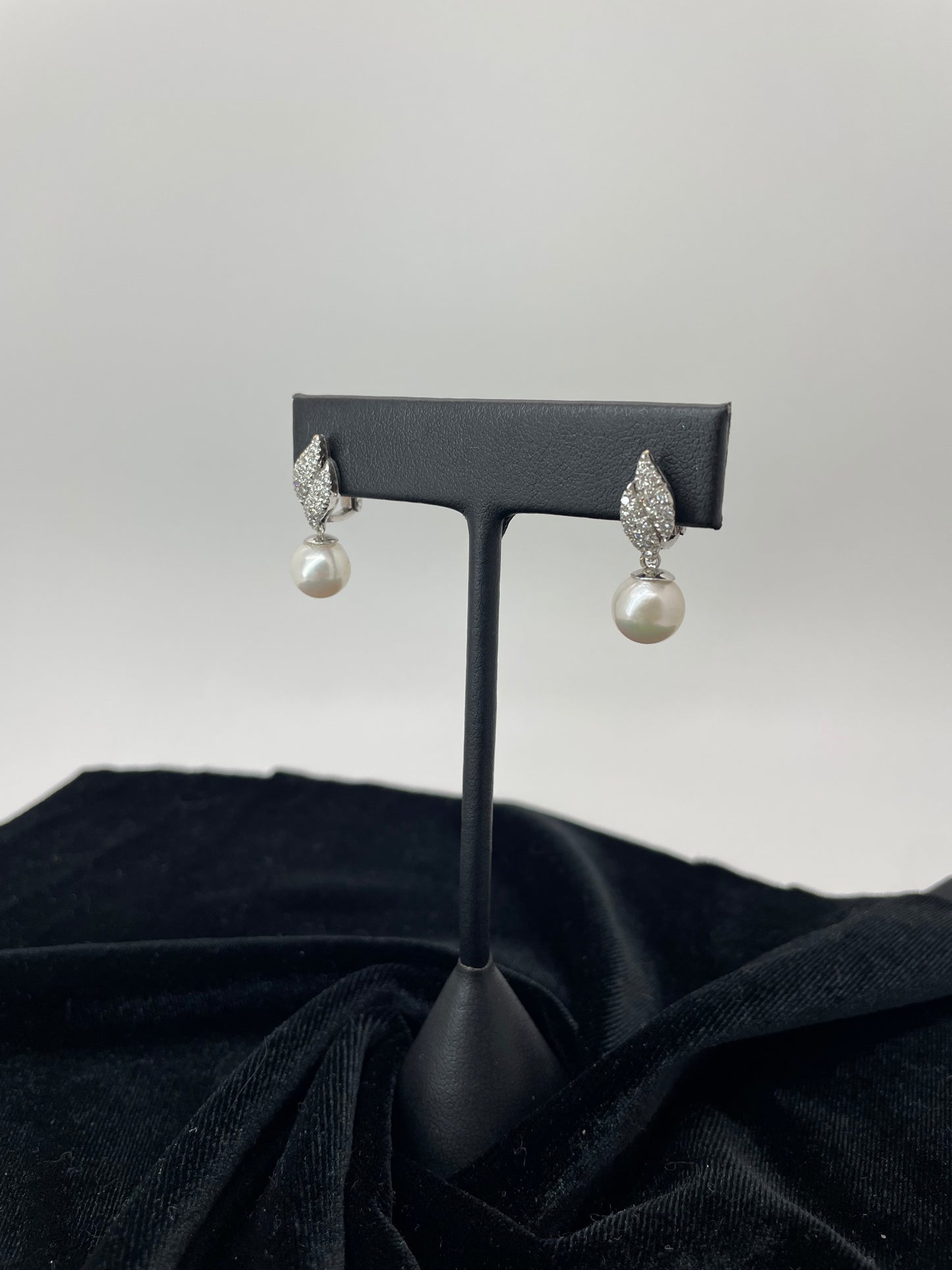 18k White Gold Pearl and 1.2 CT TW Diamonds Earrings