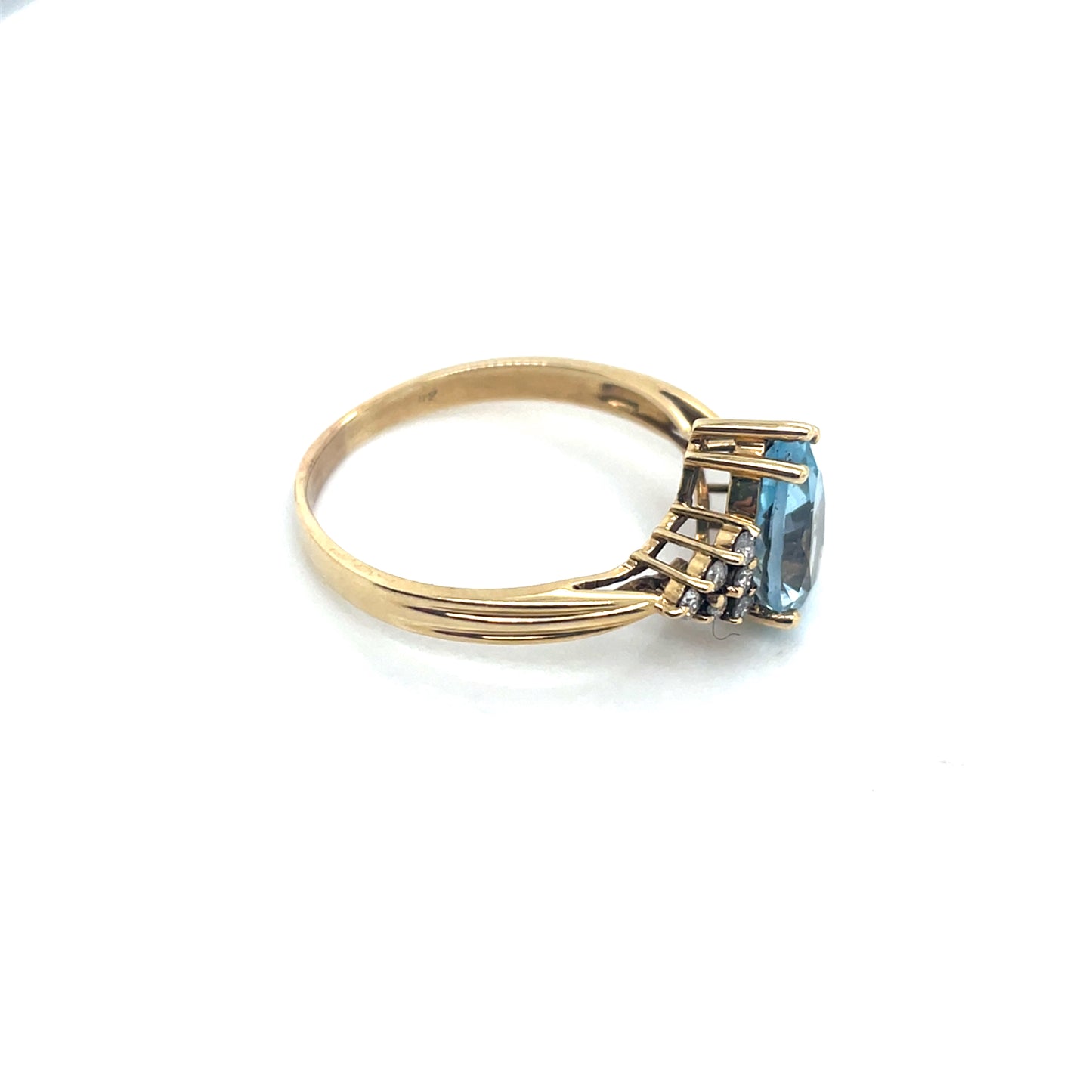 14k Yellow Gold Aquamarine and 0.20 CT TW Diamonds Ring