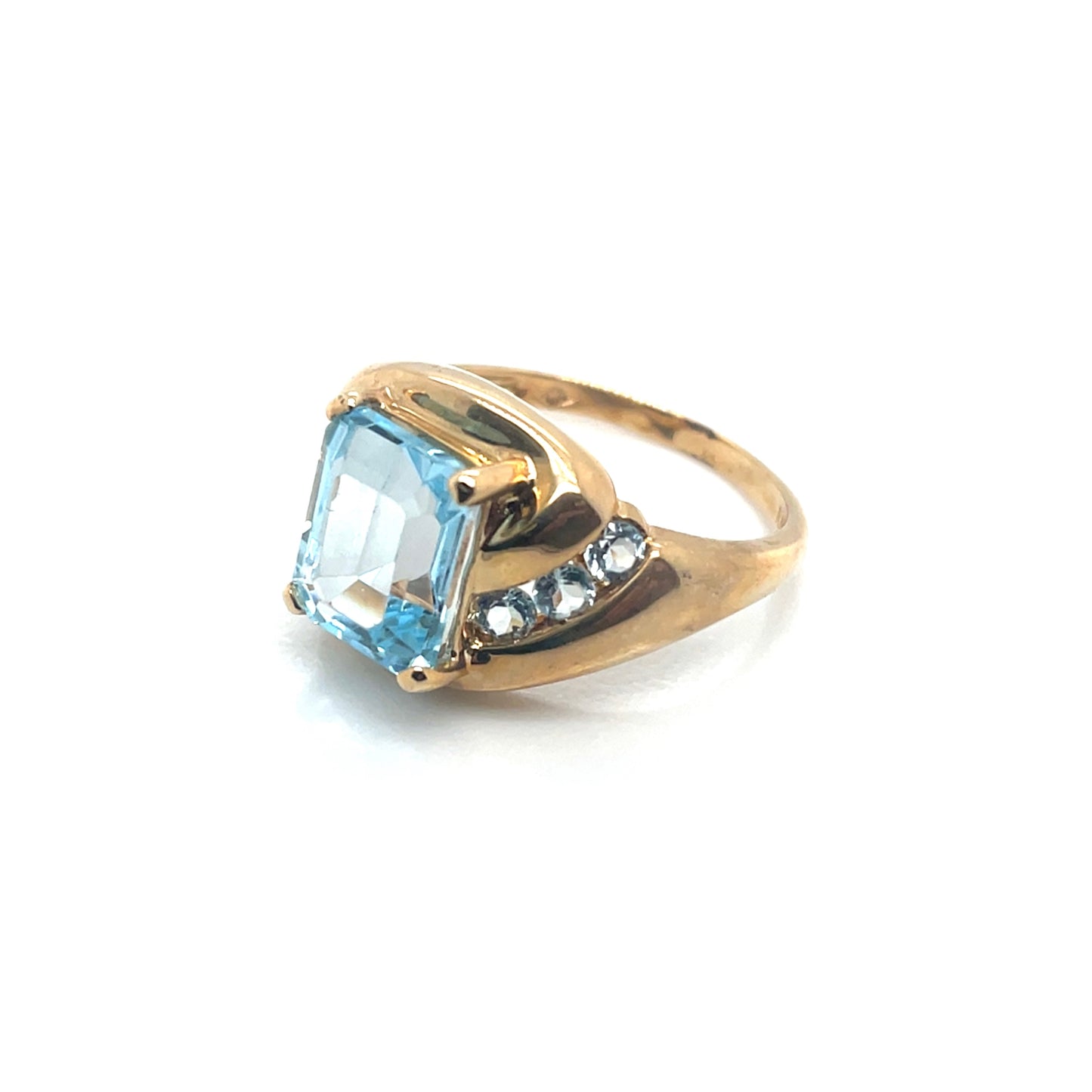 10k Yellow Gold Aquamarine Ring