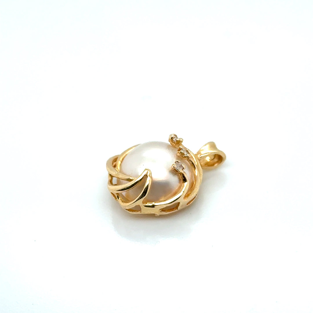 14k Yellow Gold Pearl and Diamonds Pendant