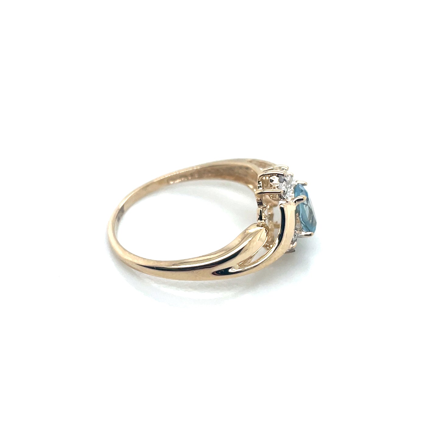 10k Yellow Gold Aquamarine and Diamonds Ring
