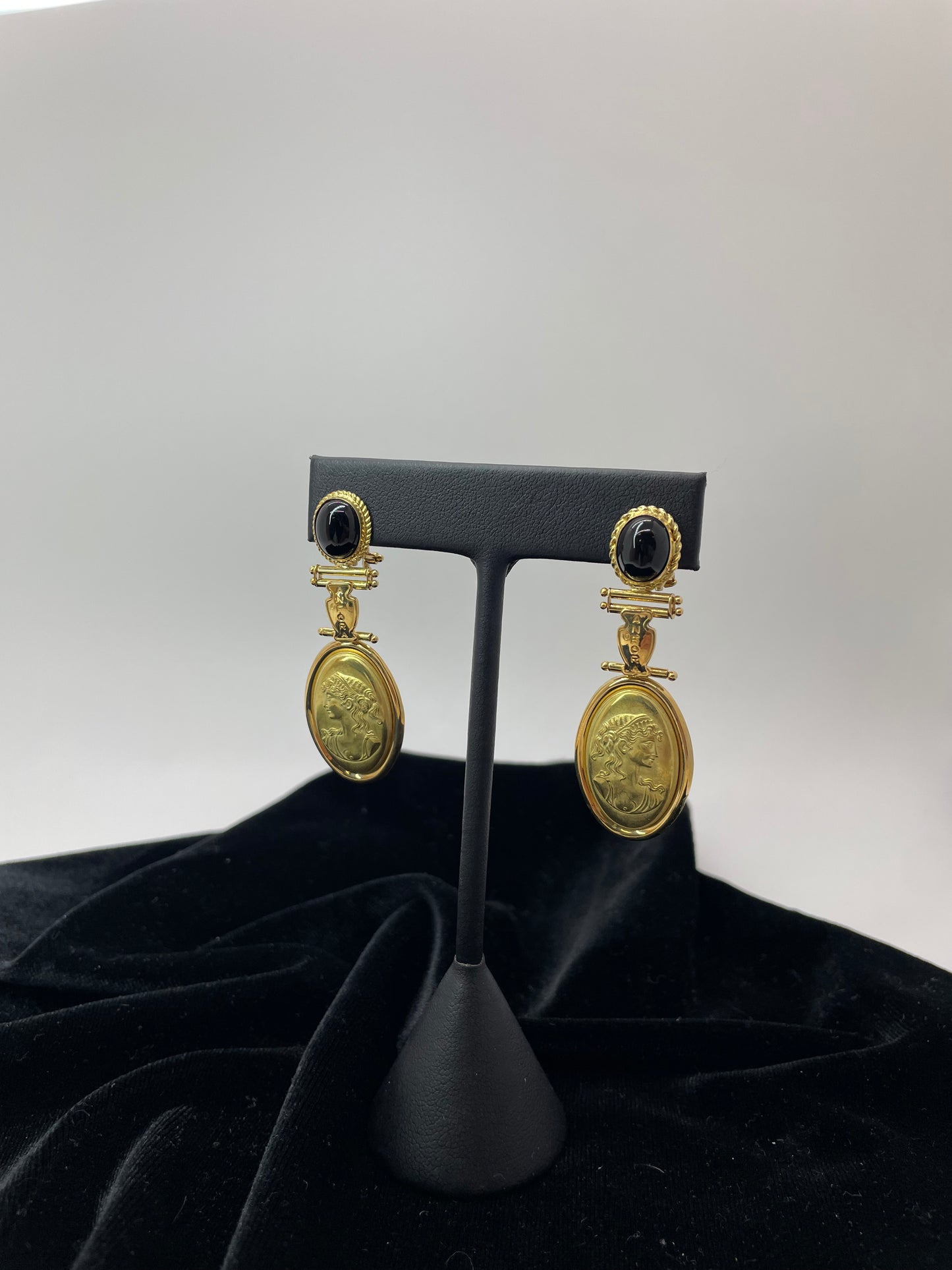 18k Yellow Gold Black Onyx Store Portrait Earrings