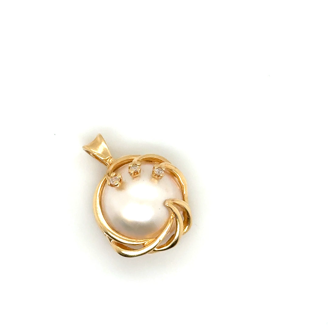 14k Yellow Gold Pearl and Diamonds Pendant